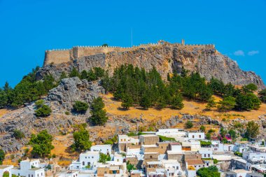 Yunanistan 'ın Rodos adasındaki geleneksel beyaz evlere bakan Lindos Akropolü.