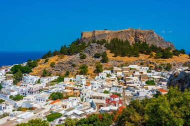 Yunanistan 'ın Rodos adasındaki geleneksel beyaz evlere bakan Lindos Akropolü.