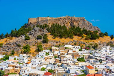 Yunanistan 'ın Rodos adasındaki geleneksel beyaz evlere bakan Lindos Akropolü.