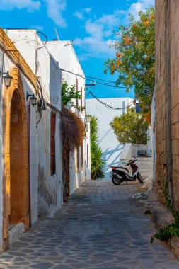 Yunan kenti Lindos 'un beyaz sokakları Rodos adasında.