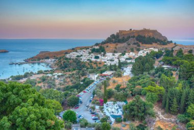 Yunan kenti Lindos 'un Rodos adasındaki günbatımı manzarası.