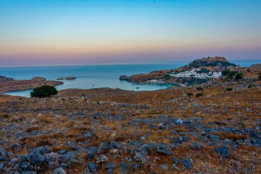 Yunan kenti Lindos 'un Rodos adasındaki günbatımı manzarası.