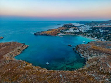 Yunan kenti Lindos 'un Rodos adasındaki günbatımı manzarası.