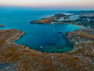 Yunan kenti Lindos 'un Rodos adasındaki günbatımı manzarası.