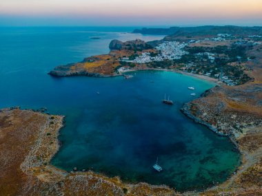 Yunan kenti Lindos 'un Rodos adasındaki günbatımı manzarası.