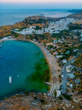 Yunan kenti Lindos 'un Rodos adasındaki günbatımı manzarası.