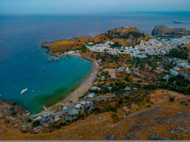 Yunan kenti Lindos 'un Rodos adasındaki günbatımı manzarası.