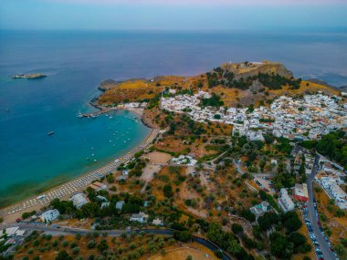 Yunan kenti Lindos 'un Rodos adasındaki günbatımı manzarası.