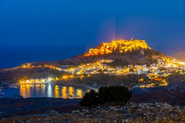 Yunan kenti Lindos 'un Rodos adasındaki günbatımı manzarası.