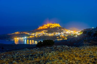 Yunan kenti Lindos 'un Rodos adasındaki günbatımı manzarası.