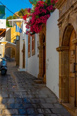 Yunan kenti Lindos 'un beyaz sokakları Rodos adasında.