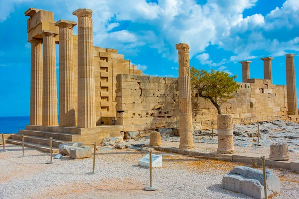 Yunan adası Rodos 'ta Lindos Akropolis manzarası.