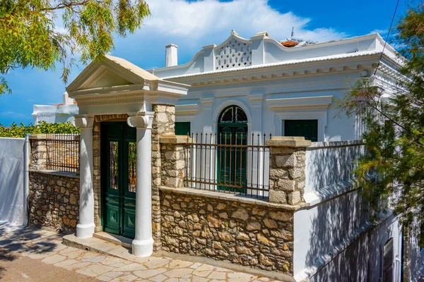ギリシャの町シミの白い邸宅 — ストック写真