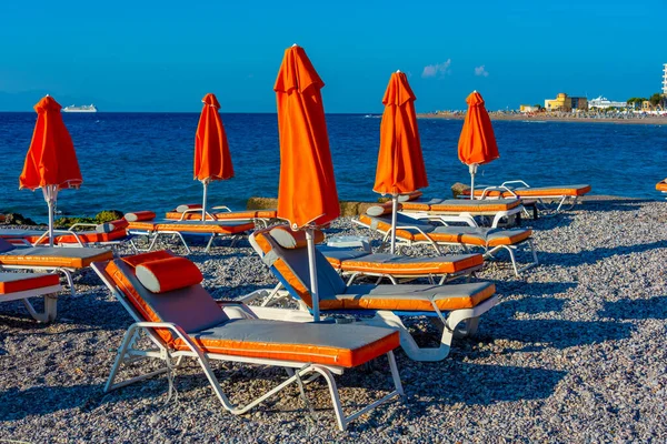 Sunbeds Umbrellas Beach Rhodes Town Greece — Stock Photo, Image
