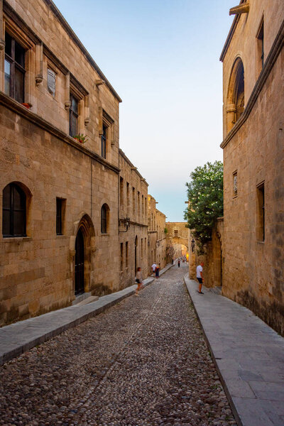 Вид на закат исторической улицы в центре Родеса, Греция.