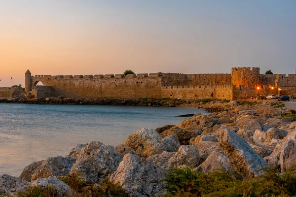 ギリシャのロードス島での古代の要塞の日の出ビュー — ストック写真