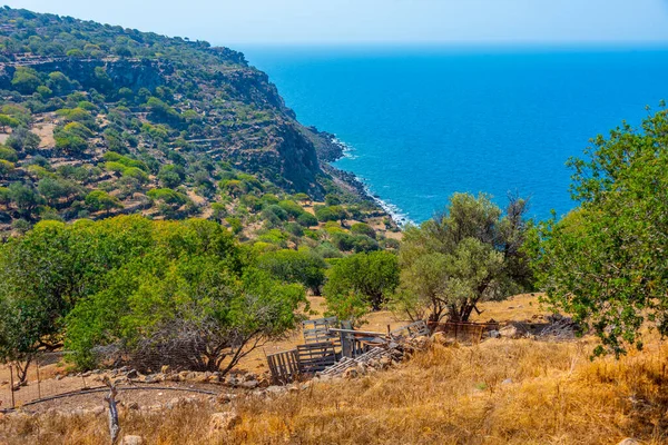 ギリシャのニシロス島のロッキー海岸線 — ストック写真