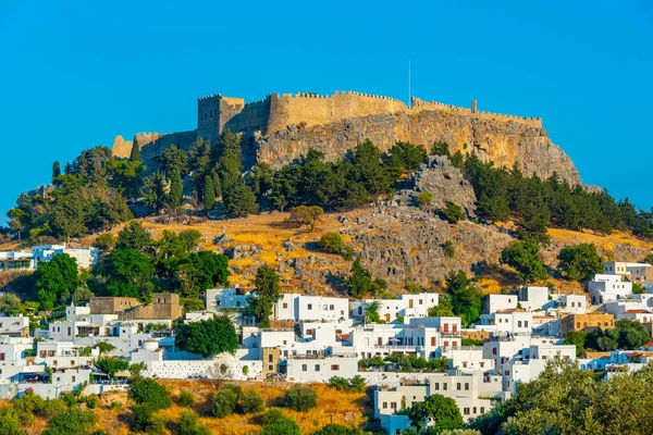 Yunanistan 'ın Rodos adasındaki geleneksel beyaz evlere bakan Lindos Akropolü.