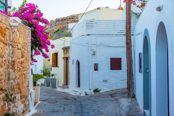 Вид на закат белых улиц греческого города Линдос на острове Родос.
