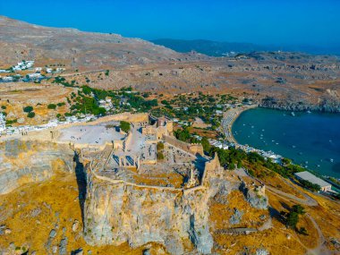 Yunan adası Rodos 'taki Lindos Akropolünün hava görüntüsü.