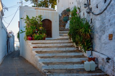 Yunan kenti Lindos 'un beyaz sokakları Rodos adasında.