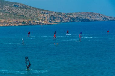 Yunan adası Rodos 'un Prasonisi sahilinde rüzgar sörfçüleri.