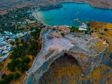 Yunan adası Rodos 'ta Lindos Akropolis' in günbatımı hava görüntüsü.