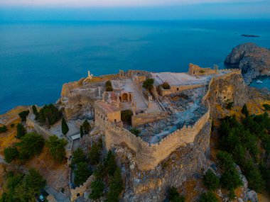 Yunan adası Rodos 'ta Lindos Akropolis' in günbatımı hava görüntüsü.