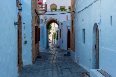 Yunan kenti Lindos 'un Rodos adasındaki beyaz sokaklarının gün batımı manzarası.