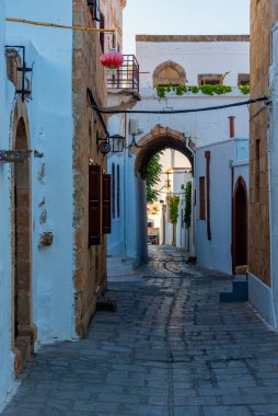 Yunan kenti Lindos 'un Rodos adasındaki beyaz sokaklarının gün batımı manzarası.