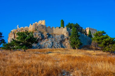 Yunan adası Rodos 'ta Lindos Akropolis manzarası.