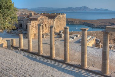 Yunan adası Rodos 'ta Lindos Akropolis manzarası.