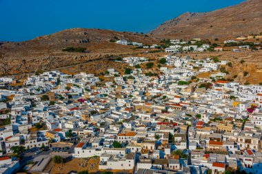 Rodos adasındaki Yunan kenti Lindos 'taki beyaz evlerin panorama manzarası.