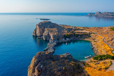 Rodos adasındaki Yunan kenti Lindos 'taki Saint Paul plajı..