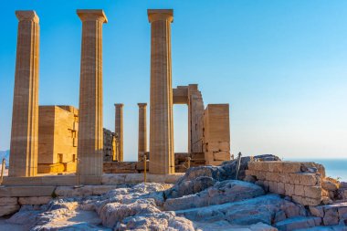 Yunan adası Rodos 'ta Lindos Akropolis manzarası.