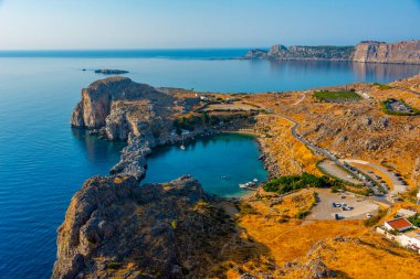 Rodos adasındaki Yunan kenti Lindos 'taki Saint Paul plajı..