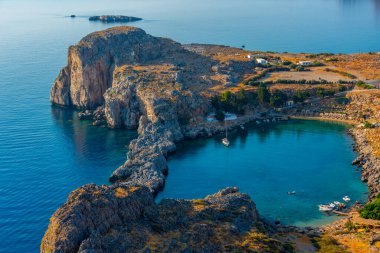 Rodos adasındaki Yunan kenti Lindos 'taki Saint Paul plajı..