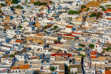 Rodos adasındaki Yunan kenti Lindos 'taki beyaz evlerin panorama manzarası.