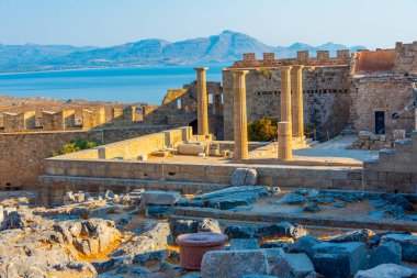 Yunan adası Rodos 'ta Lindos Akropolis manzarası.