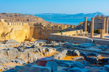 Yunan adası Rodos 'ta Lindos Akropolis manzarası.