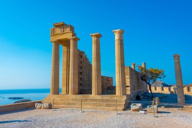 Yunan adası Rodos 'ta Lindos Akropolis manzarası.