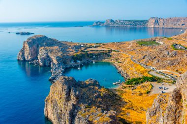 Rodos adasındaki Yunan kenti Lindos 'taki Saint Paul plajı..