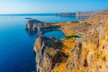 Rodos adasındaki Yunan kenti Lindos 'taki Saint Paul plajı..