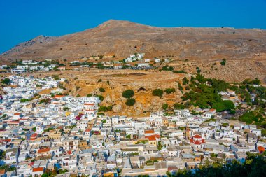 Rodos adasındaki Yunan kenti Lindos 'taki beyaz evlerin panorama manzarası.