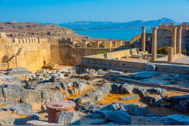 Yunan adası Rodos 'ta Lindos Akropolis manzarası.