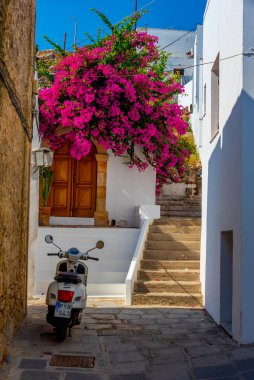 Yunan kenti Lindos 'un beyaz sokakları Rodos adasında.