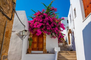 Yunan kenti Lindos 'un beyaz sokakları Rodos adasında.