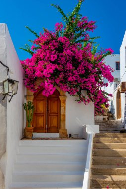 Yunan kenti Lindos 'un beyaz sokakları Rodos adasında.