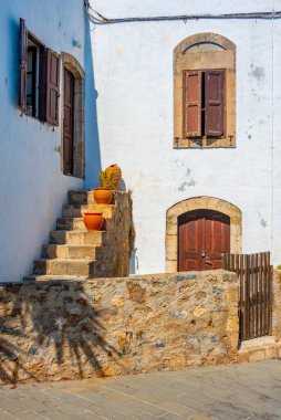 Yunan kenti Lindos 'un beyaz sokakları Rodos adasında.
