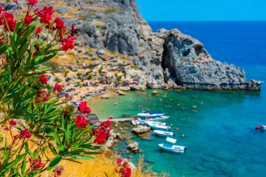 Rodos adasındaki Yunan kenti Lindos 'taki Saint Paul plajı..